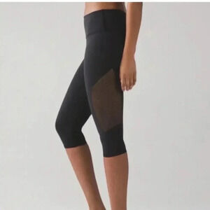 Lululemon Reveal Crop Leggings. Size 6